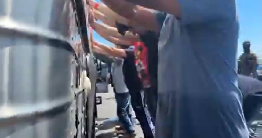 美國喬治亞州一處南韓電池工廠遭ICE帶員抓捕475人。（圖／翻攝自社群網站X @koryodynasty）