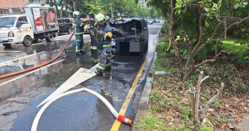 北市大安區羅斯福路與辛亥路口11日上午發生一起追撞車禍，並釀成火燒車事故。（圖／翻攝畫面，下同）