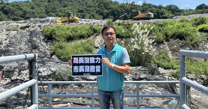 民進黨台中市議會黨團前往大里掩埋場，勘查拉圾堆積問題，批評市府決策失當。（圖／翻攝自王立任臉書）