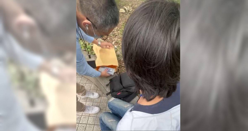 警方誘捕取款車手。（圖／警方提供）