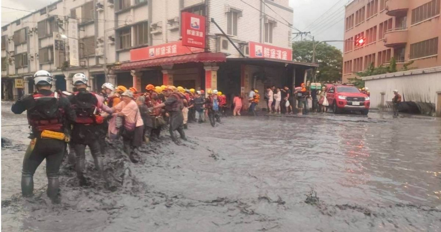 花蓮受到颱風強襲滿目瘡痍，台鐵也受影響。（圖／翻攝畫面）