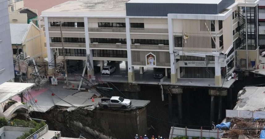 曼谷瓦吉拉醫院前道路坍塌形成深度逾50公尺的巨大坑洞，災情波及警察局及周邊建物，地基結構出現掏空情形。（圖／達志／美聯社，下同）