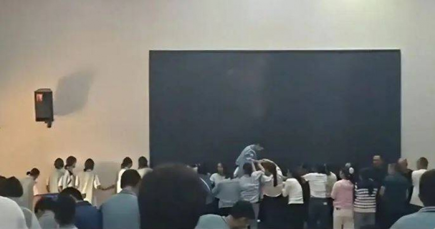 大陸河南省鄭州市中牟縣第三高級中學近日舉辦一場以「愧疚教育」為名的校園活動，引發巨大爭議。（圖／翻攝自微博）