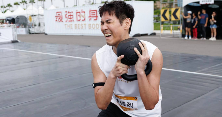 平時少見於外景節目的主持人陳德烈帶傷上陣。（圖／好看娛樂提供）