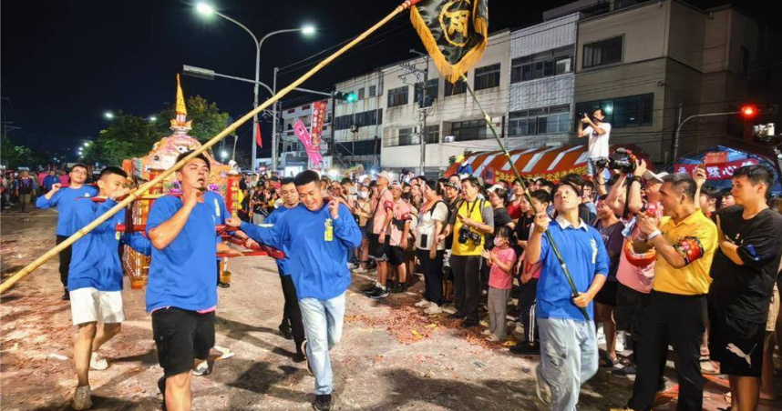 轎班人員抬著神轎來回衝刺。（圖／台中市政府提供）