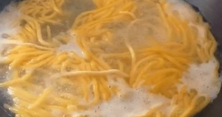 「酸湯子」為東北地區傳統發酵米麵食品，以玉米磨粉後自然發酵製成。（圖／翻攝自微博）