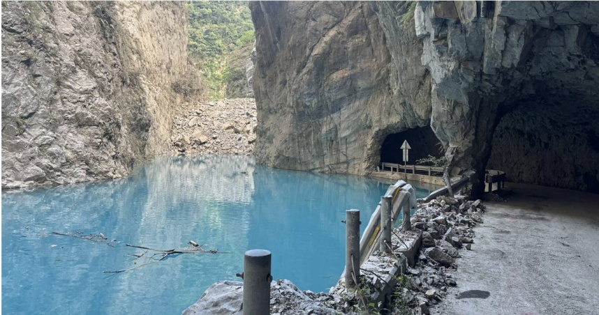 花蓮太魯閣國家公園燕子口步道昨（17日）發生大規模崩塌，形成堰塞湖。（圖／翻攝自Facebook／林業及自然保育署花蓮分署）