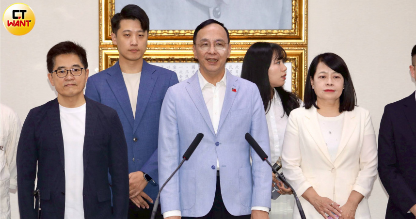 國民黨黨主席朱立倫在中央黨部中山廳發表談話，並祝賀鄭麗文當選黨主席。（圖／方萬民攝）