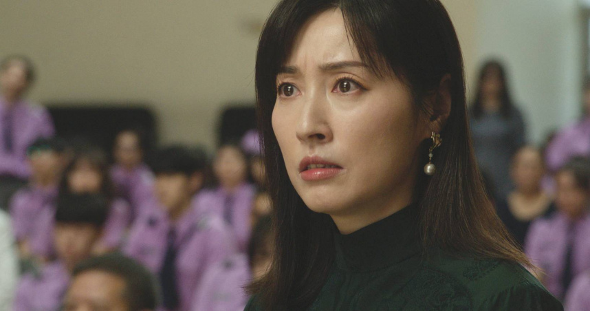 田中千繪在《自殺通告》 飾演家長會主席。 （圖／本萃電影）