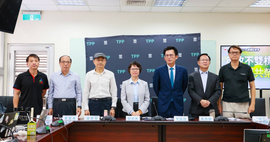 民眾黨團4日舉行「年改不雙標，世代要共榮」記者會。（圖／民眾黨團提供）