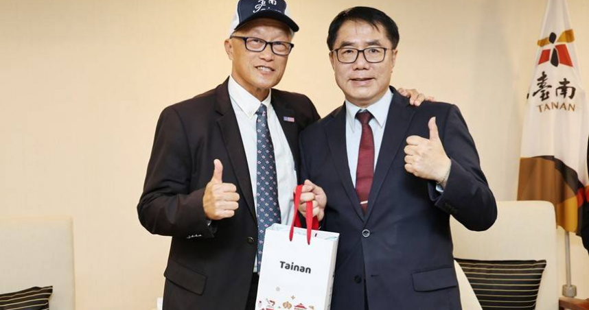 台南市長黃偉哲（右起）與托倫斯市長陳光豪（George Chen）同框聊城市治理經驗。（圖／翻攝自台南市政府官網）