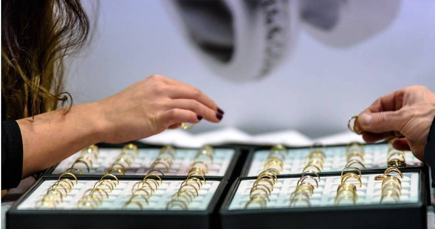 大陸近日傳出一間金飾店因客人試戴，雙方發生糾紛，鬧得警察都來了。（示意圖／Pixabay）