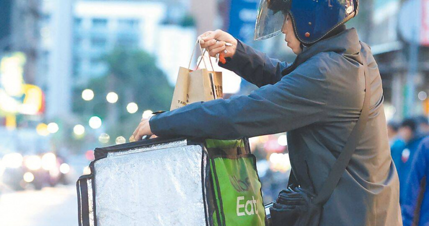 交通部17日再次預告修正「汽車運輸業客貨運運價準則」與「汽車運輸業管理規則」，明定機車外送適用的運價公式，法規預告期為60天，最快明年2月完成。（圖／本報資料照片）