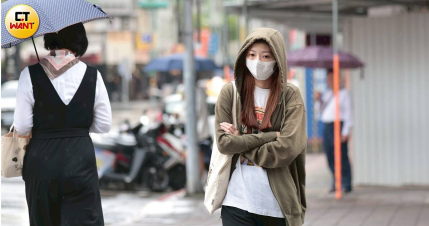 台中市西屯區19日下午3時許發生一起死亡事故，一名7旬老翁趴臥在餐桌上，其被發現時已明顯死亡。（圖／黃耀徵攝）