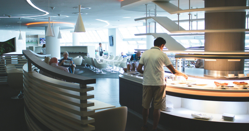 一名婦人在高雄吃自助餐突然倒地，送醫搶救3日後不治。（示意圖／Pexels）