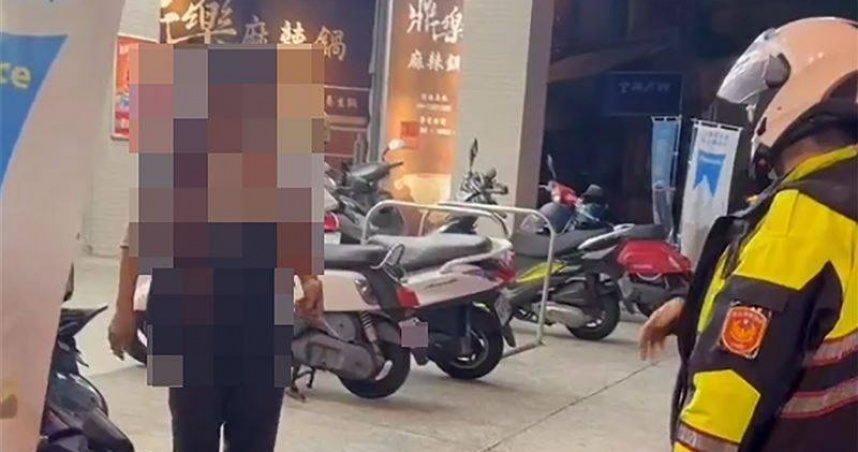 彰化昨晚有街友持鐮刀在街頭徘徊。（圖／翻攝畫面）