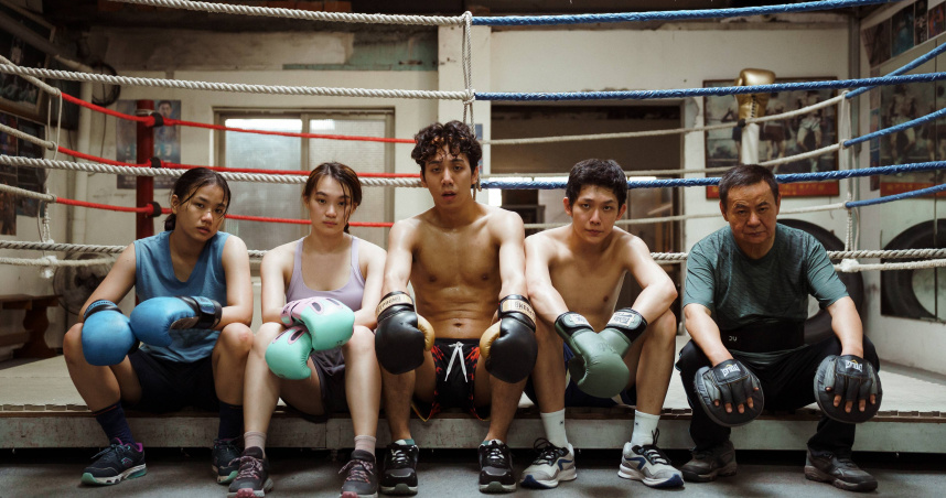 林怡婷（左起）、黃惟、曾皓澤、林毓家在《恨女的逆襲》中皆是蔡振南的拳擊學生。（圖／華映娛樂）