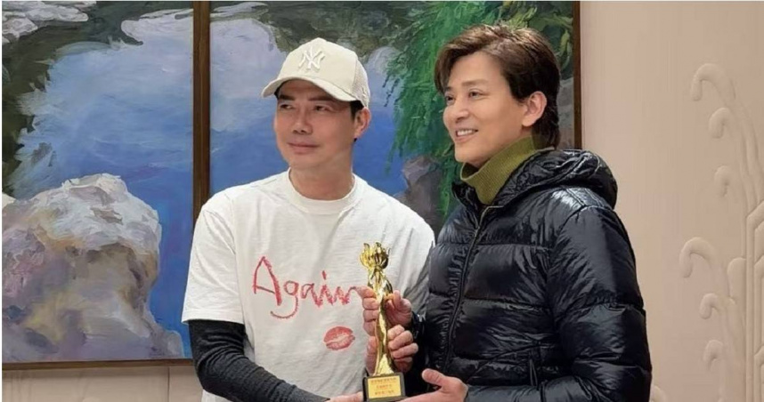 陳曉東（右）與謝天華以《騙我一輩子》分獲男主角與㡪配角獎肯定。（圖／火爆娛樂提供）