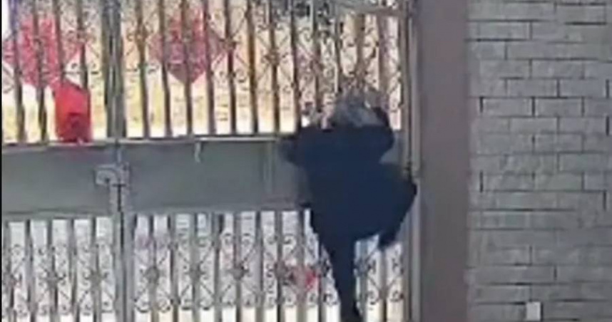 大陸廣東一名82歲老婦人竟能徒手翻越3公尺高的鐵門，嚇壞她的家人。（圖／翻攝自微博／荔枝新聞）