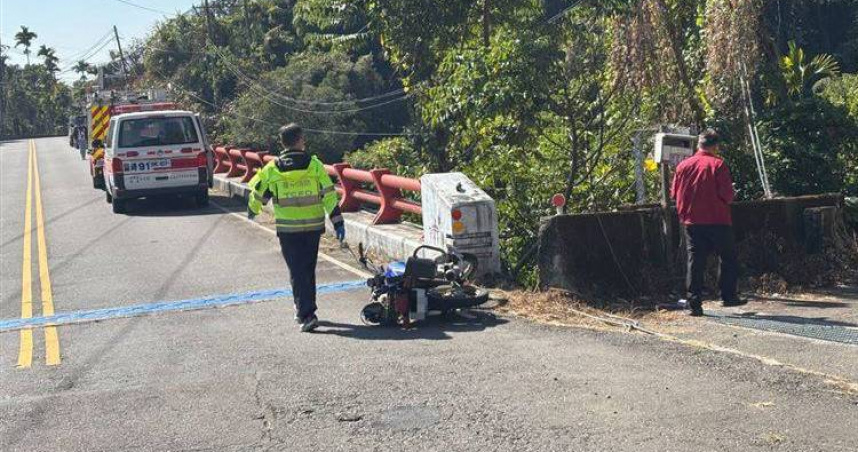 台中市和平區穿龍橋11日中午發生機車墜橋事故，73歲楊姓騎士疑自撞護欄後墜落橋底，送醫後不治。（圖／翻攝畫面）