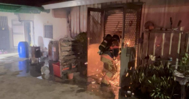 台南善化區三合院清晨發生廚房火警，消防出動12車25人灌救，所幸未釀傷亡。（圖／翻攝畫面）