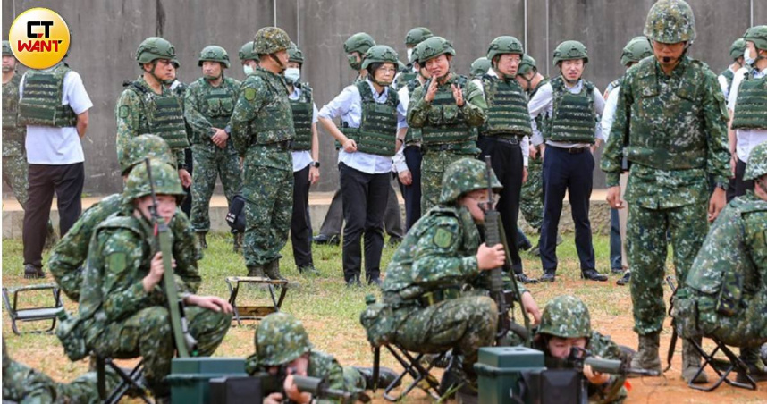 《強化防衛韌性及不對稱戰力計畫採購特別條例》行政院版草案討論多時如今進度仍受阻。圖非當事人。（示意圖／黃耀徵攝）