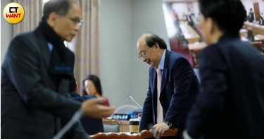 民進黨立院黨團總召、被稱為「萬年總召」柯建銘（中）能否續任？陷入攤牌倒數。（圖／CTWANT攝影組）