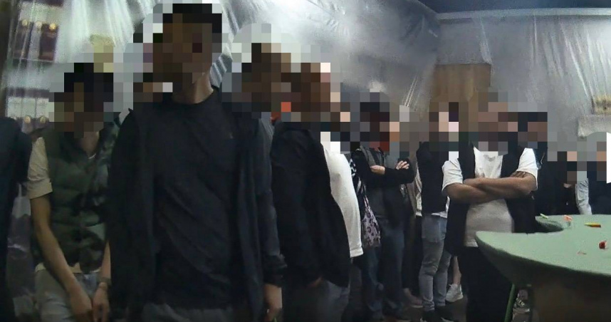 樹林分局在過年期間破獲45人職業大賭場，更查扣改造槍枝。（圖／翻攝畫面）