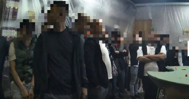 樹林分局在過年期間破獲45人職業大賭場，更查扣改造槍枝。（圖／翻攝畫面）