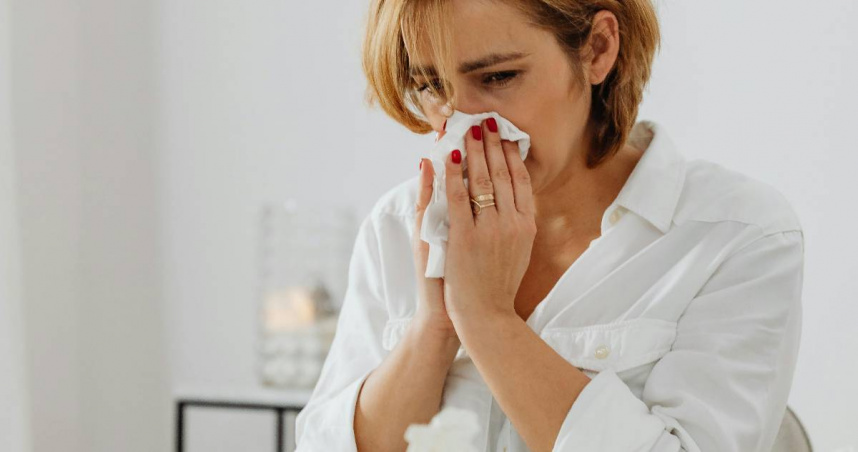 暖暖包貼在屁溝上，有助於緩解鼻塞。（示意圖／Pexels）