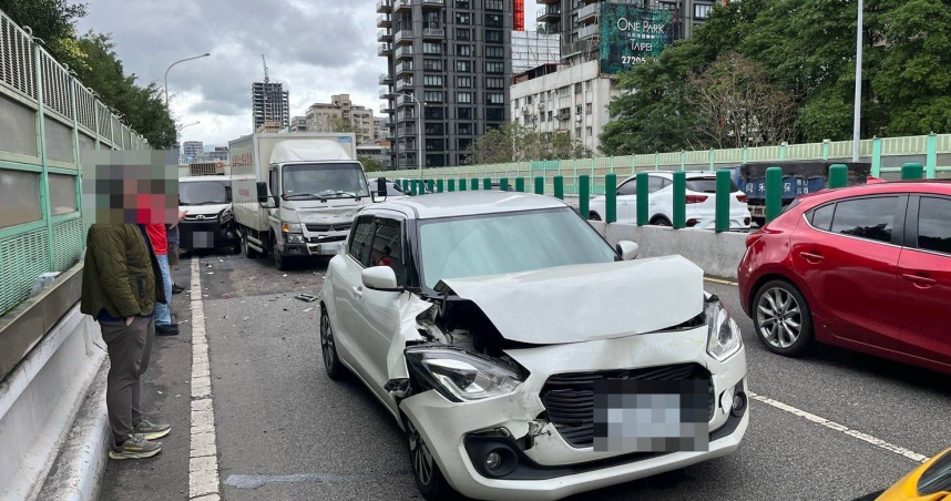 北市建國高架6日上午傳出4車連撞事故。(圖／翻攝畫面)