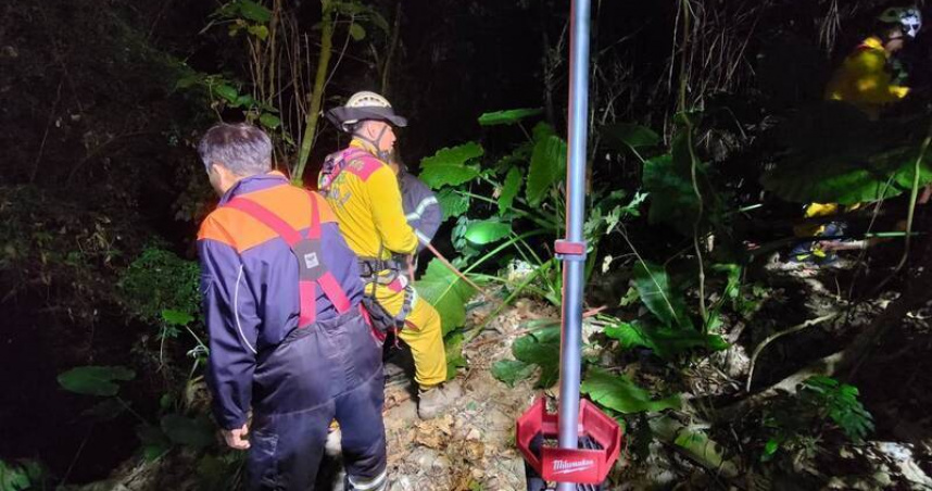 岡山分局派員搜索，在燕巢區車林巷邊坡找到精神恍惚的兒子，以及身亡的80老父。（圖／翻攝畫面）