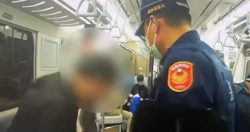 今（25）日傍晚台鐵1248次區間車傳出騷動，有男子大聲喧嘩並揚言要殺人，警方獲報後出動，將該男依法逮捕並移送桃園地檢署偵辦。（圖／翻攝畫面）
