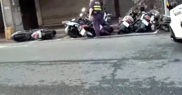 29歲美國籍男子在西門町酒後失控，涉嫌推倒路旁多輛停放機車，酒醒後遭警方送辦。（圖／翻攝畫面）