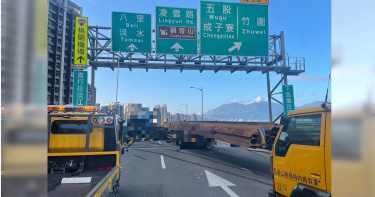 台64線1日傍晚發生嚴重車禍，聯結車不明原因自撞，導致現場全線封閉，目前仍在排除中。（圖／翻攝畫面 ）
