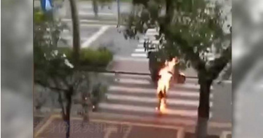 街友突自燃變「一團火球」活活燒死!路人好奇圍觀 網嘆人間超冷漠