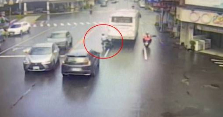 驚魂一瞬！台南70歲騎士雨天煞車打滑　險遭轎車捲車底