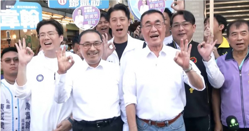 侯友宜陪李四川掃街，強調兩人最了解基層的聲音。（圖／翻攝自中天新聞）