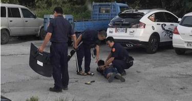 囂張惡少持斧頭攻擊派出所 父親代道歉:兒子有躁鬱症