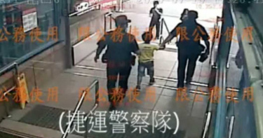 小一生脫隊迷路強闖捷運閘門 捷運警牽手護童返家