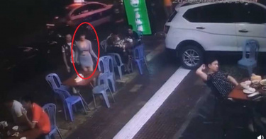 爆乳妹街頭激戰兩男!椅子暴頭仍無動於衷 網看傻:這女不簡單