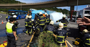 預拌車行駛途中突翻覆 水泥流出鋪地面