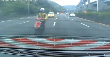 機車國道「叼菸蛇行」慘害10車連環撞! 員警「用生命」搶救騎士