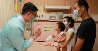 女嬰狂冒水痘母也遭殃 陷致命危機竟是爸害的