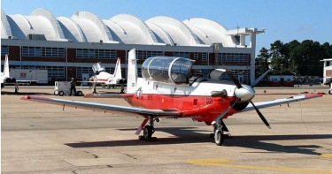 畫面曝光!美國「海軍教練機」墜毀撞民宅引大火 機上2人罹難