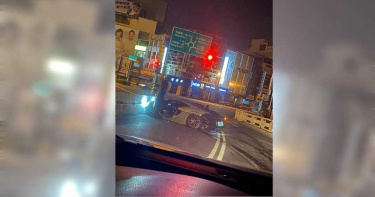 在台美籍生駕千萬麥拉倫載妹耍帥 路況不熟自撞圓環護欄
