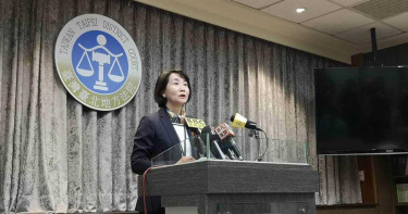 台北地院審理華山分屍案民事求償訴訟，今判兇手陳伯謙要賠死者父母共1401萬餘元，圖為北院行政庭長黃珮禎說明判決理由。（圖／中國時報黃捷攝）