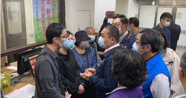 太魯閣號罹難黃姓夫婦遺體返回新北 家屬淚崩喊「到家了」場面哀戚