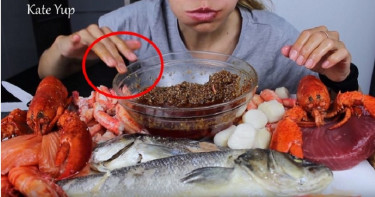 YouTuber豪邁吃播海鮮 影片驚見「手指敲碗」傳求救訊號