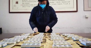 瘋狂咳嗽仍群聚打麻將致多人感染 政府「捕雀行動」沒收600多張牌